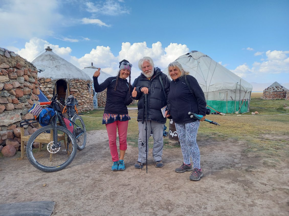 des rencontres - des hasards - il y a peu de gens dans les yourtes camp - je m'arrête aux hasard a l'une d'elles - je veux me séparer de 2 livres - le destin - des Français - des niçois - j'ai l'impression de croiser un bout de France - et même un bout de famille - douceur des cœurs - parfois les vies sont tristes - heureuses - émouvantes - love u