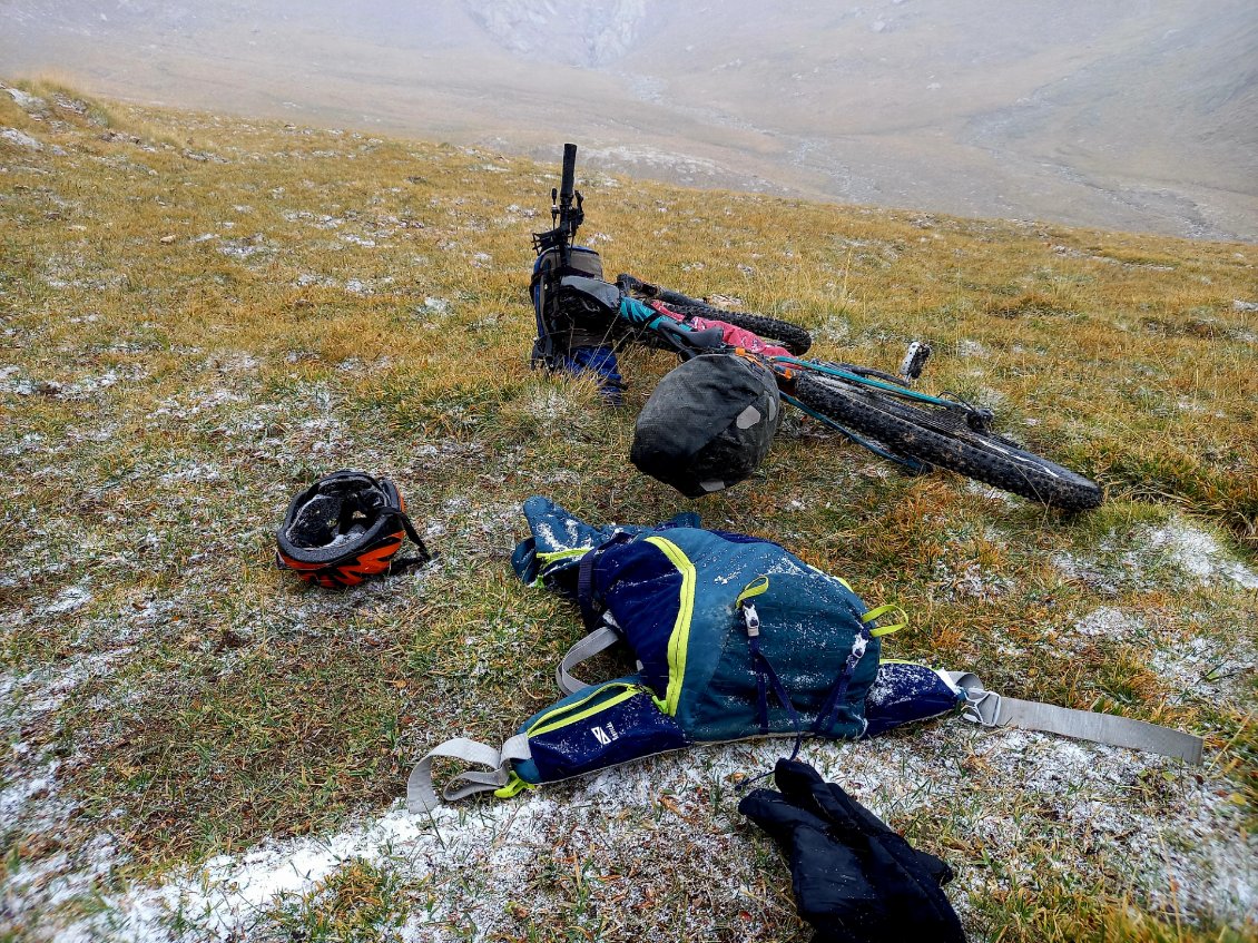 Plier bagage - vite fait - sous la pression de la neige et du vent -