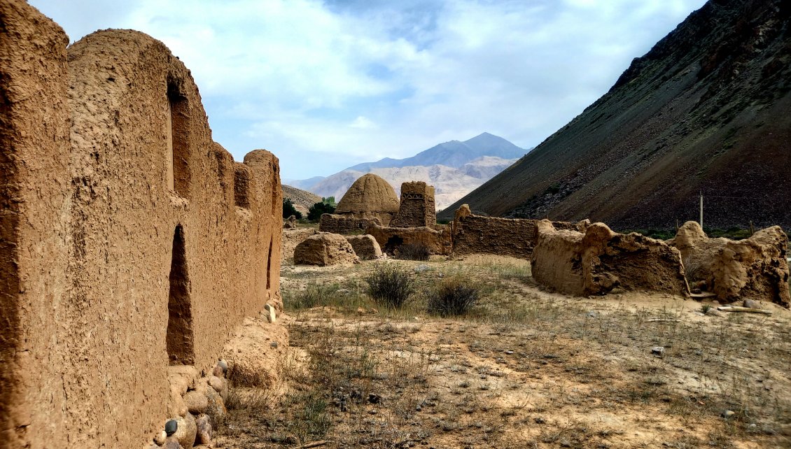 on trouve encore des murs et des mosaulé en terre
https://www.courrierinternational.com/article/2011/05/04/les-mausolees-et-les-tombeaux-fastueux-c-est-fini