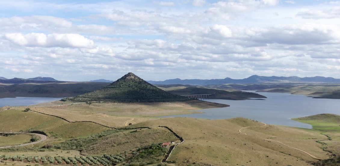 L'embalse de la Serena et el Cerro de Masatrigo