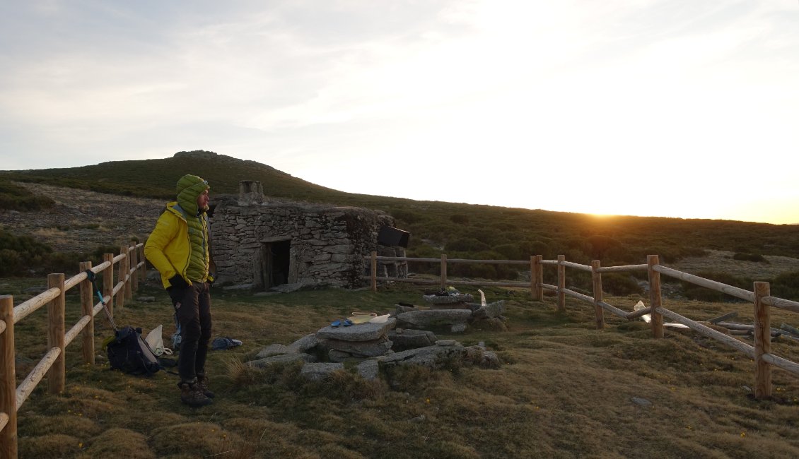 On profite des nombreux abris en montagne, que ce soient des cabanes pastorales qui restent ouvertes en dehors des transhumances, ou de petits refuges non gardés ouverts et à toutes et à tous.