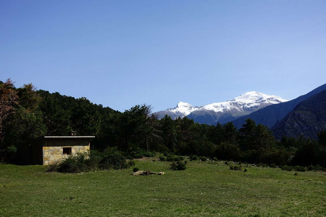 Une des nombreuses cabanes pour bergers et randonneurs des Pyrénées