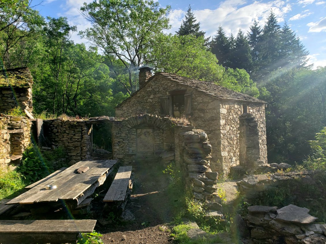 Le refuge Caïssenlols, un coin idylique dans une forêt de châtaigniers.