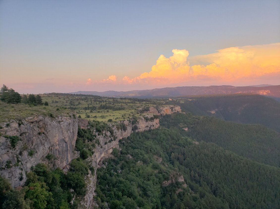 Arrivée dans le Larzac par le cirque du bout du monde