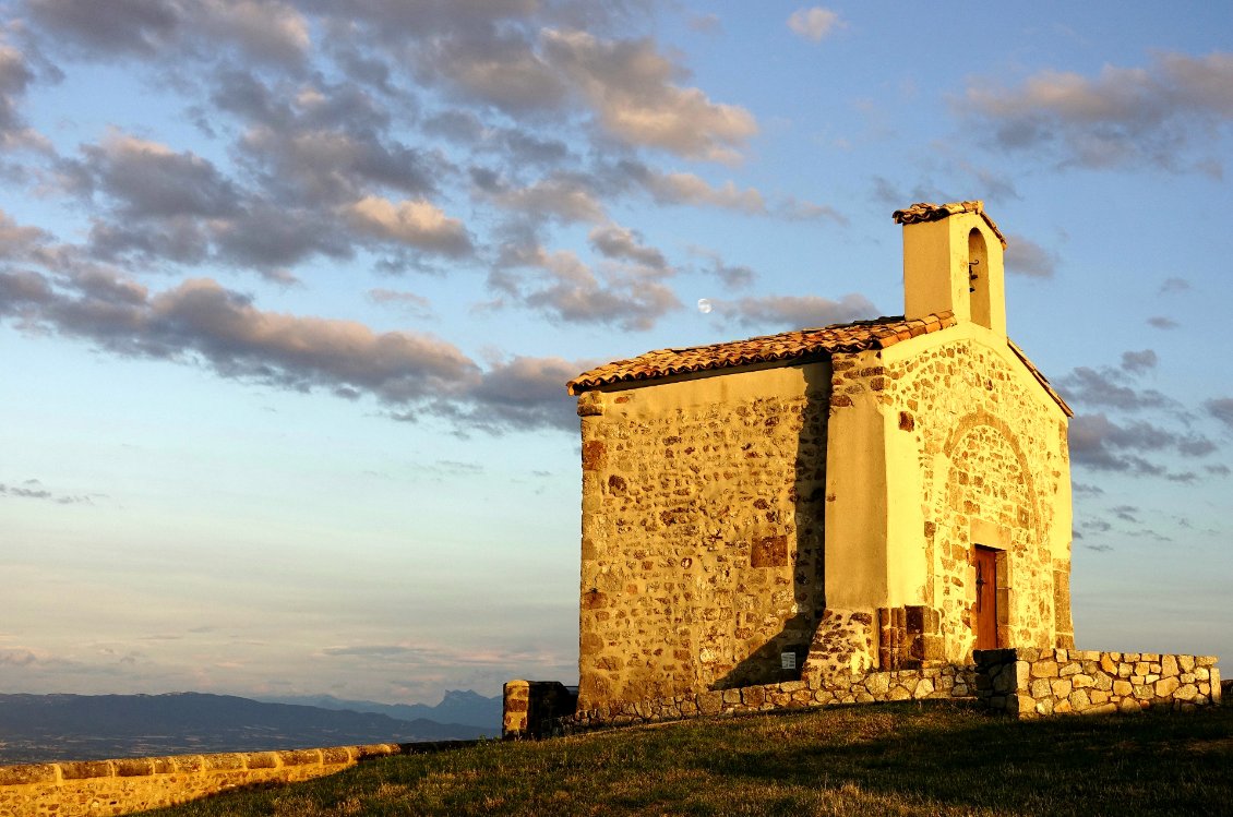 La chapelle du belvédère à Saint-Romain-de-Lerps...