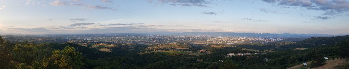 ...d'où il y a une vue panoramique sur la plaine du Rhône...