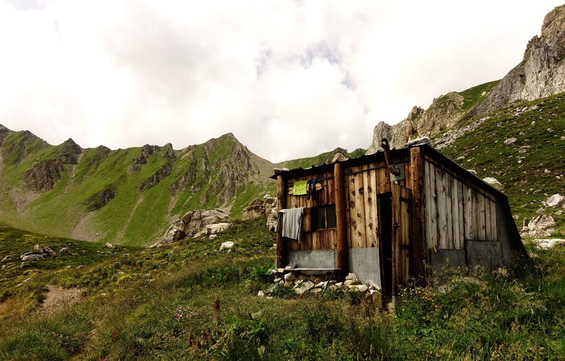 a petite cabane de Pouprezaz dans le Beaufortin, où je passe une journée de pause et deux nuits pour reposer une douleur au genoux et faire d'autres activités que marcher.