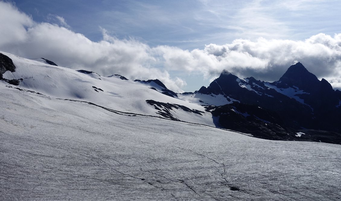 Je longe le glacier...