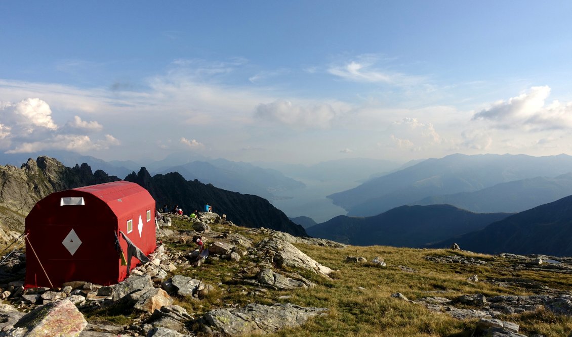 Le bivacco Petazzi et sa vue panoramique sur le lac de Como et les alentours.