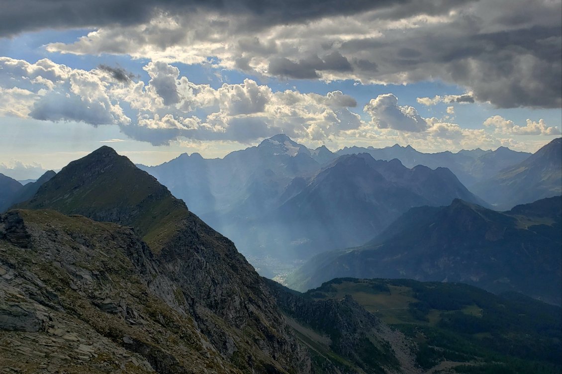 Après trois jours sur une piste cyclable en fond de vallée, il est bon de me retrouver et de marcher à nouveau en montagne