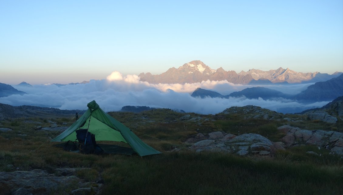 Levé avant le soleil au-dessus d'une mer de nuages.