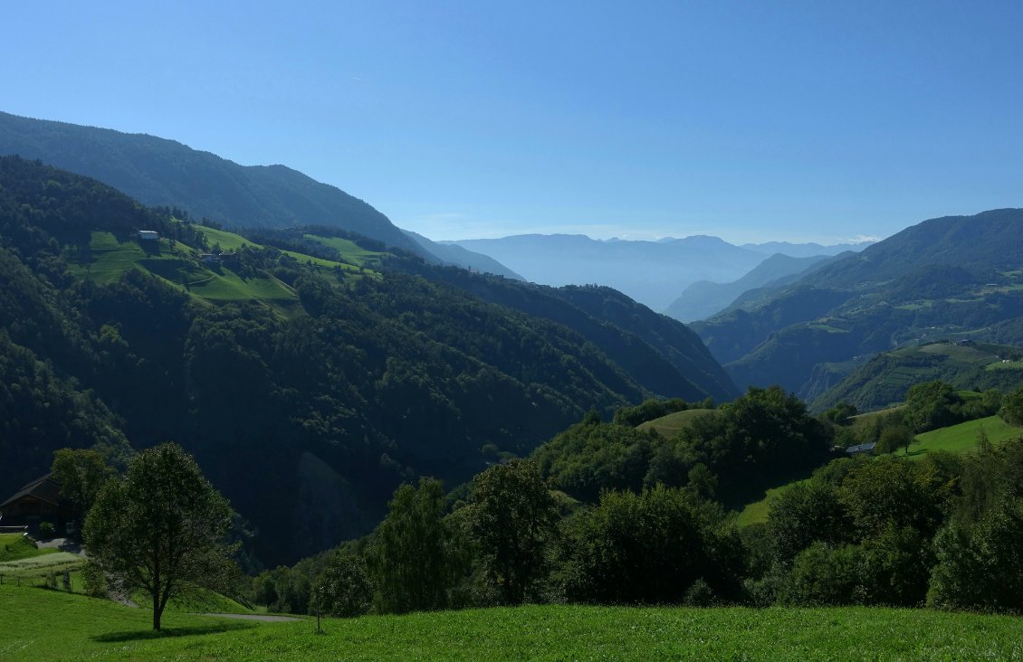 Après avoir longé l'autoroute pour quitter Bolzano, je marche une journée pour rejoindre les Dolomites.