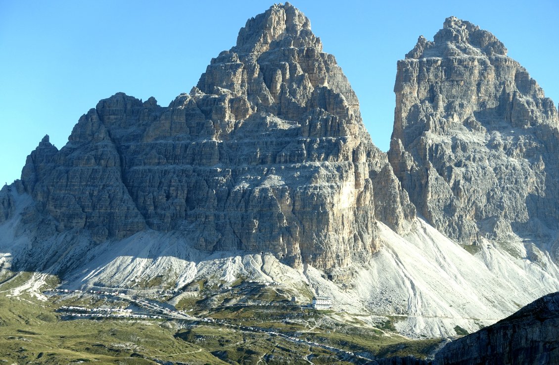 J'arrive au parking des Tre Cime qui accueille des milliers de touristes par jour, l'apogée du tourisme de masse international dans les Dolomites.