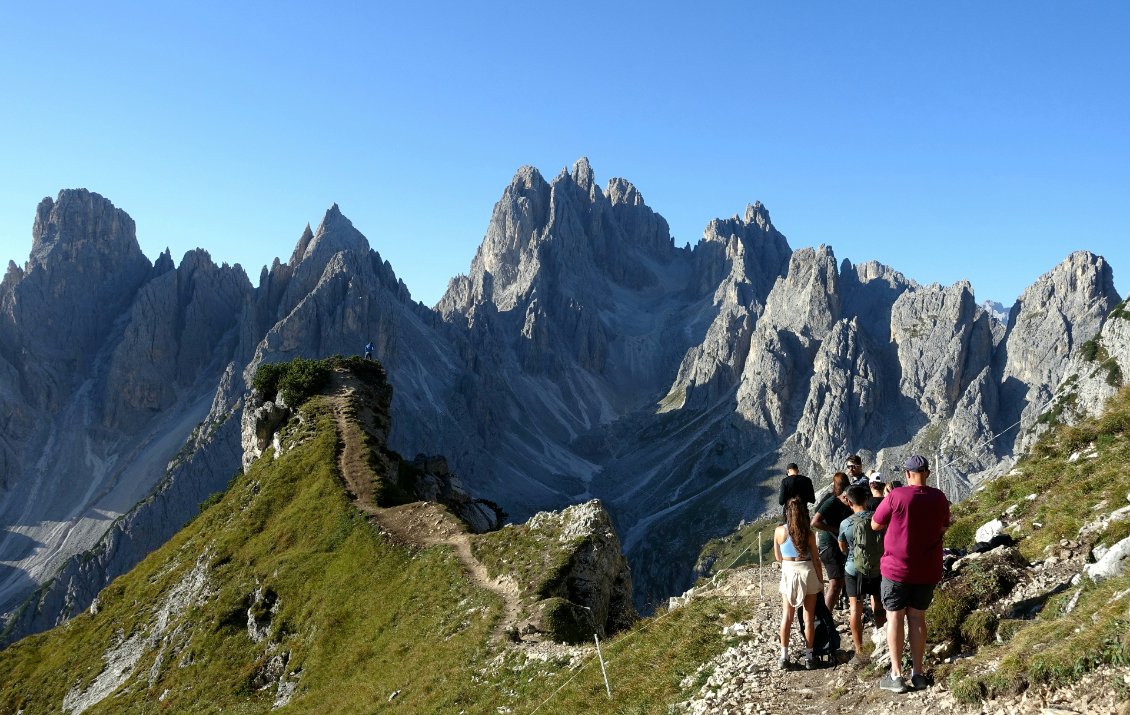 Ces gens font la queue avec leur drone pour se filmer courir sur ce petit chemin, se retourner pour enfin écarter les bras devant le paysage. Chacun enchaîne la même chorégraphie et laisse la place au suivant.