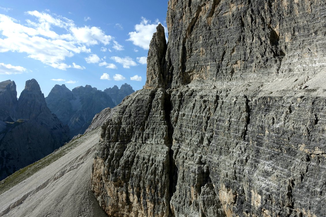 Après une longue journée dans ces Dolomites que je veux fuir, je me retrouve seul dans cette via ferrata en fin de journée, où là je passe un super moment.