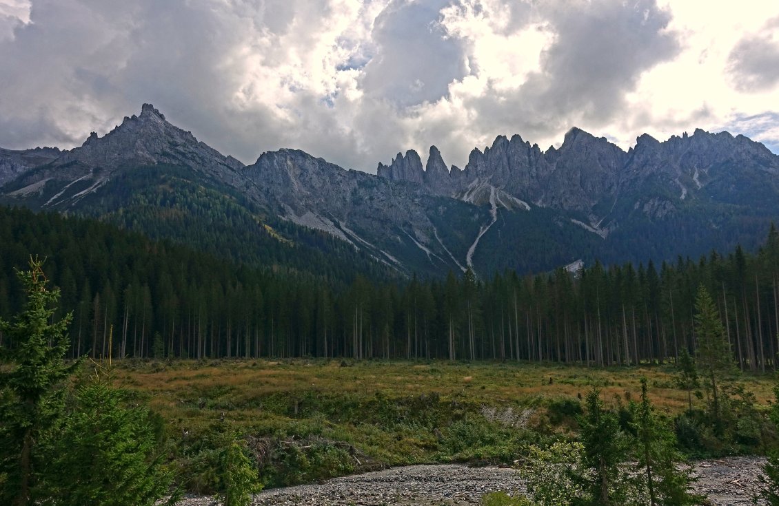 Je traverse de grandes forêts en entrant dans les Alpes juliennes.