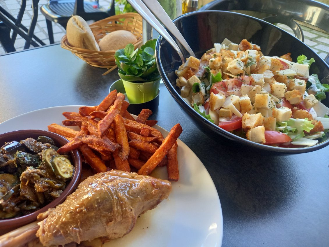 miam - repas pour nous deux - une demi portion pour nous deux - 2 assiettes partagées - pour être suffisant en Energie et pas trop lourd -