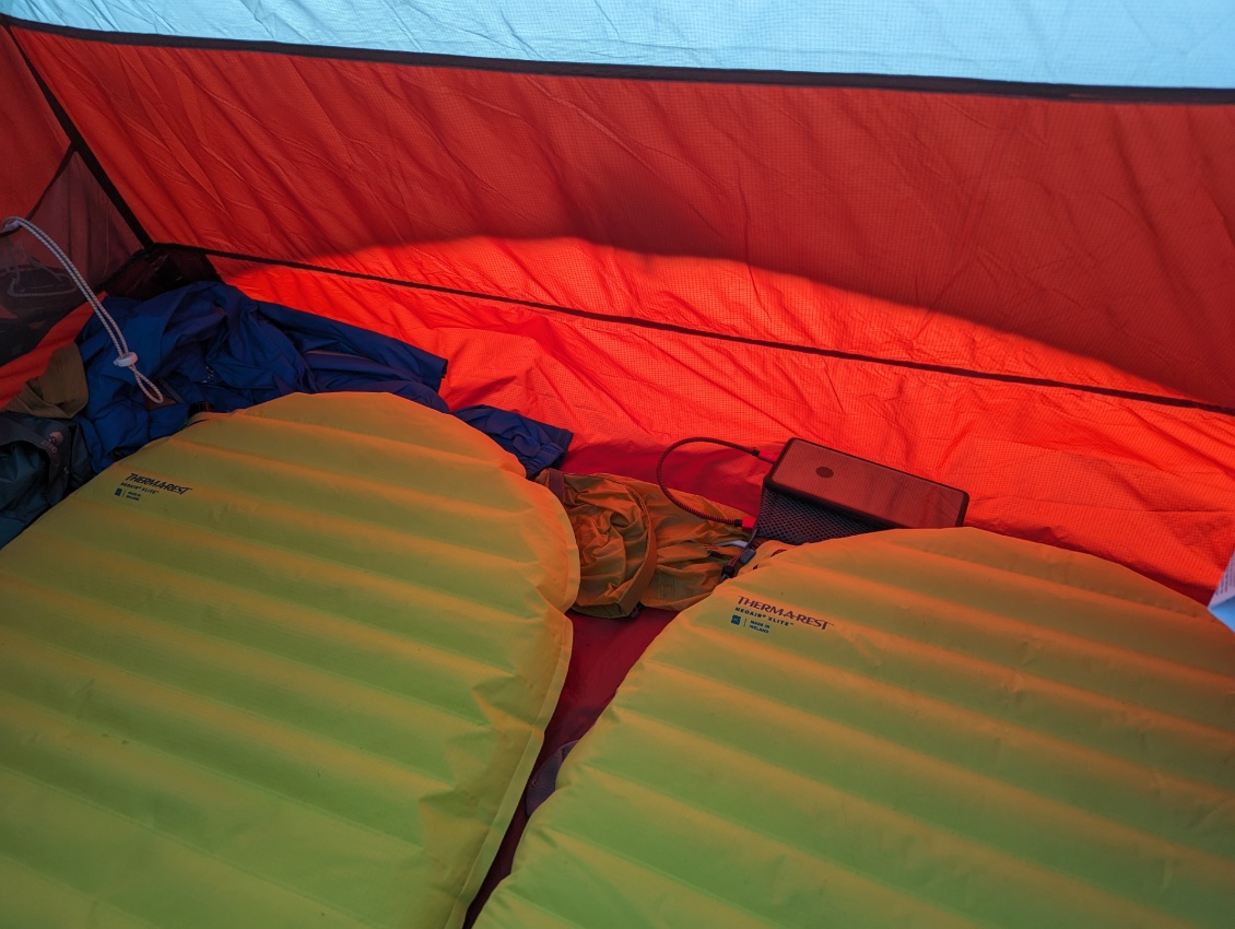 2 matelas Neo Air Regular (largeur 51cm, longueur 183 cm) remplissent quasi tout l'espace en largeur. Et on doit les placer tout près du haut de la tente pour tenir dans la longueur.
