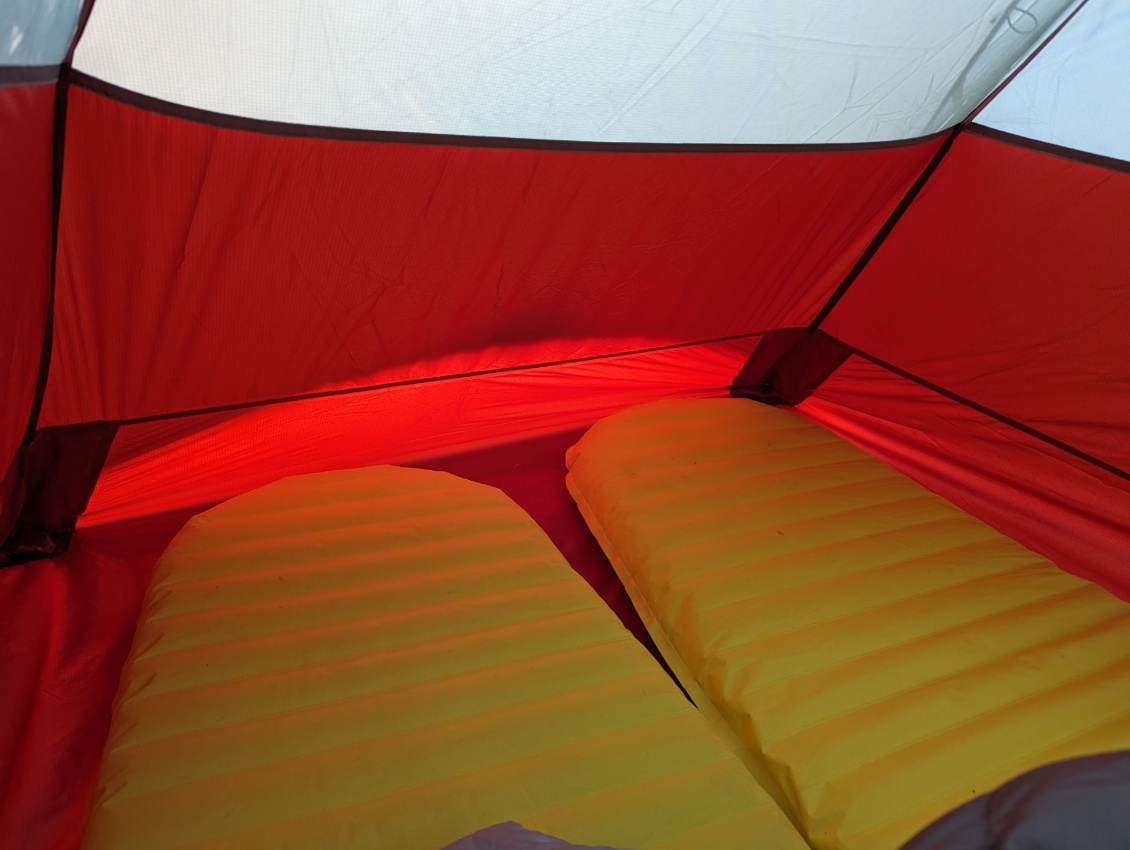 Le bout des matelas va au bout de la tente lorsqu'ils sont placés à la tête comme à la photo précédente. Une fois dans le sac de couchage, les pieds touchent le bas de la toile de tente.