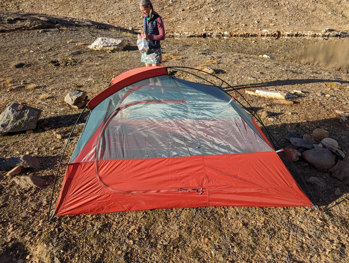 Tente intérieure constituée sur le tiers du bas (environ 35 cm) de tissu "plein" (le silnylon ripstop du tapis de sol) et de mesh sur les 2/3 supérieurs.
