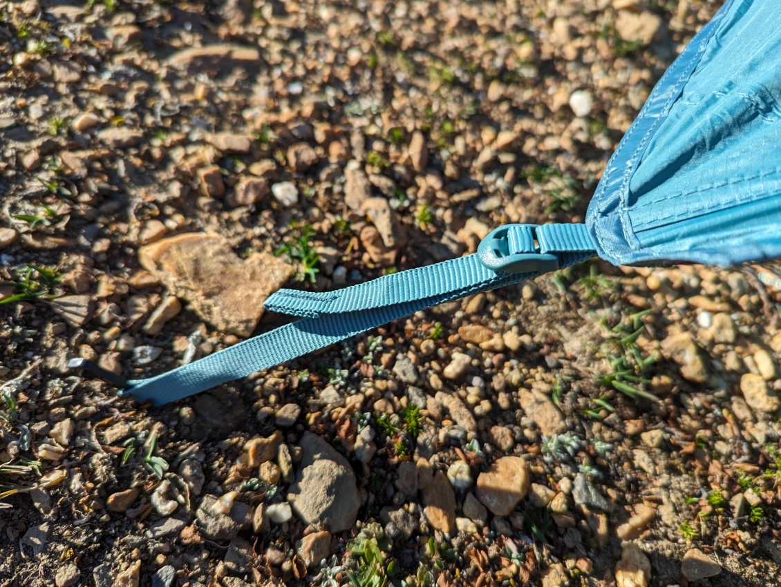 Fixation réglable d'une porte latérale