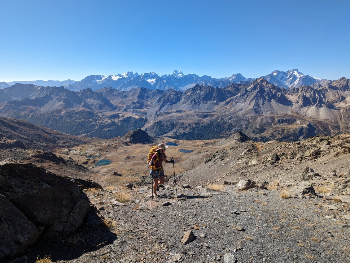 Les lacs des Gardioles. Au fur et à mesure de notre ascension, les sommets des Ecrins se font de plus en plus visibles. Au centre, la barre des Ecrins, 4101 m le point culminant du massif.