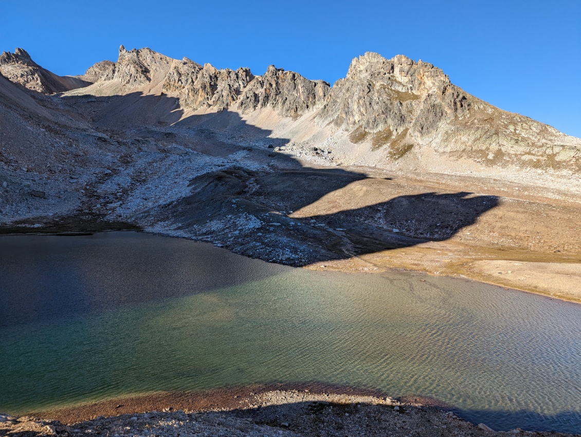 Et nous voilà au bord d'un autre lac Blanc (quelle imagination toponymique !) à 2615 m. Une petite baignade fraiche et rapide et il est temps de monter le bivouac !