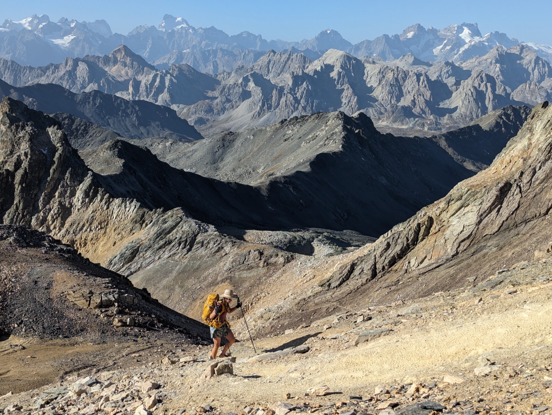 Dans la dernière section avant le sommet. Les Ecrins sont bien visibles.