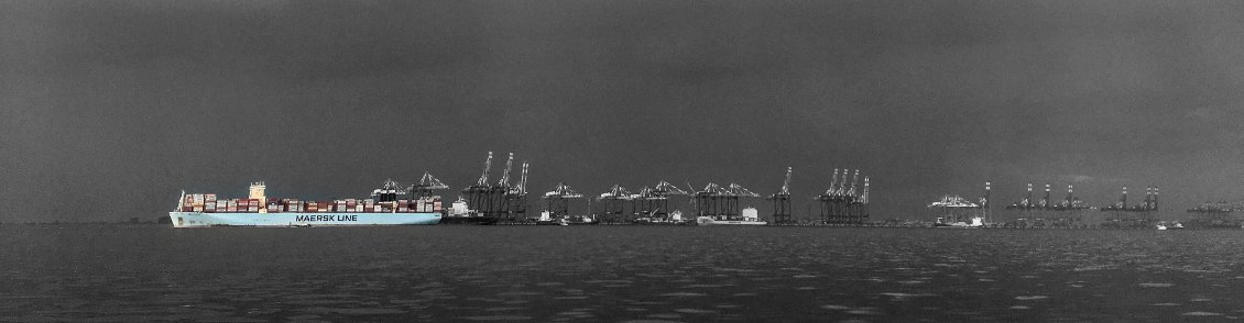 Après avoir traversé la Weser, nous atteignons Bremerhaven en soirée, sous des lumières orageuses, entourés de phoques et d'un arc-en-ciel.