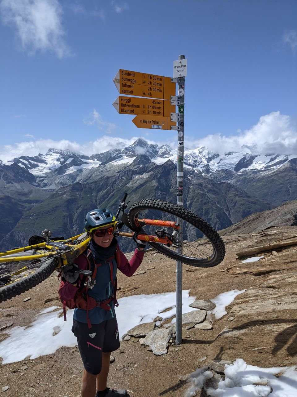 J73 - Arrivée au sommet de l'Oberrothorn (3414m), porter sans les affaires de bivouac devient un plaisir...