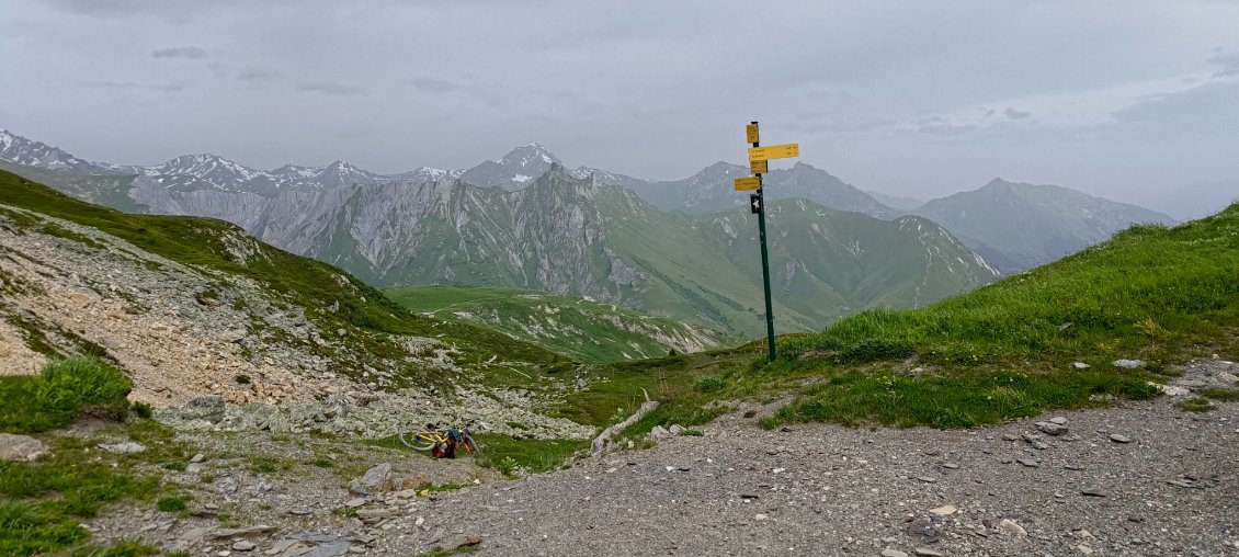 J34 - Petit portage pour atteindre le col de la Fenêtre avant une longue descente roulante vers Saint-Marcel.