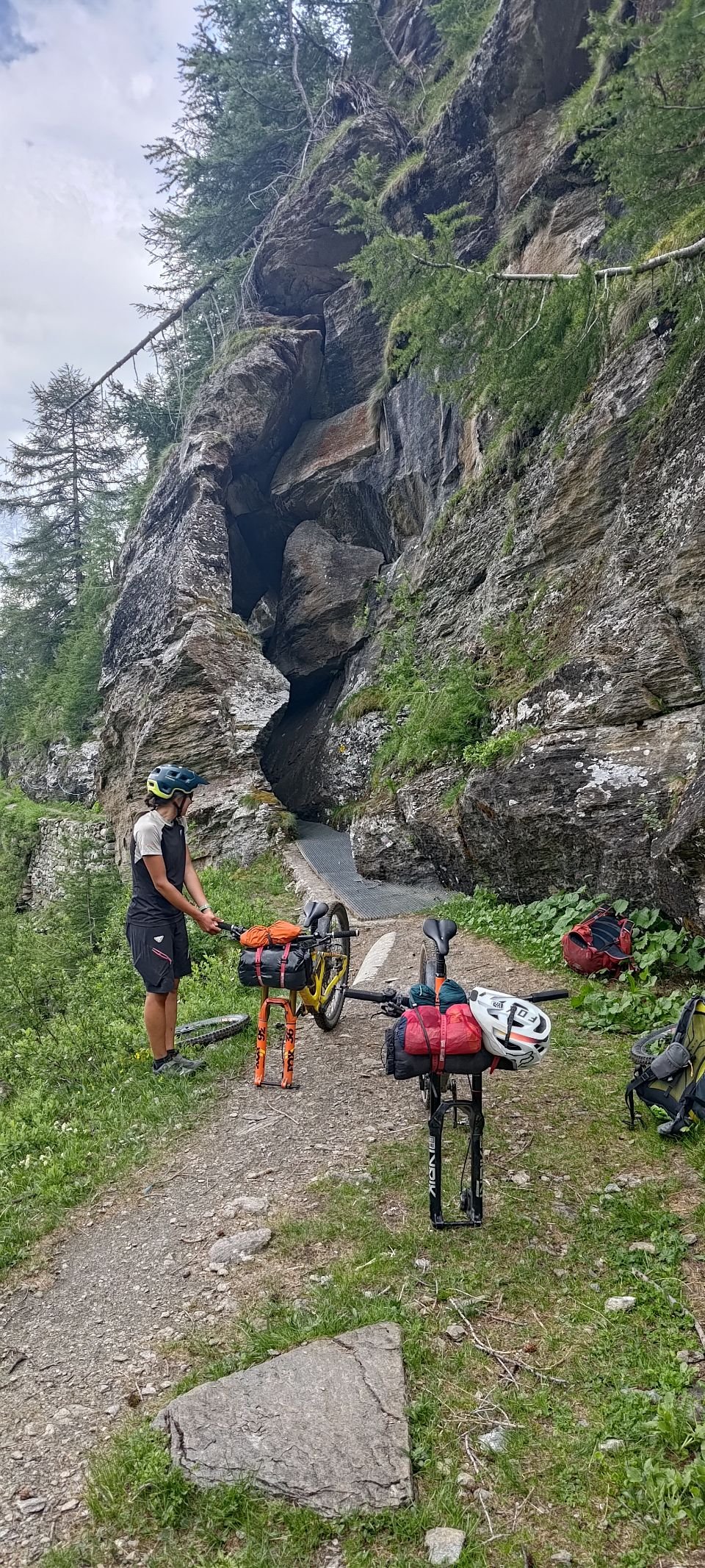 J46 - Sur le Tour des Combins, passage dans une "boîte aux lettres" qui demande un peu de contorsion et de démontage pour passer confortablement !