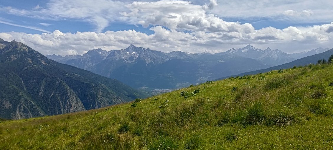 J46 - Longue montée roulante d'Aoste en direction du col de la Fenêtre de Durand.