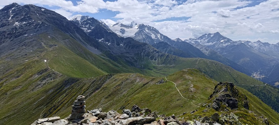 J48 - Sommet du Mont Brûlé, vue sur le col de Mille, avec les Combins en arrière-plan.