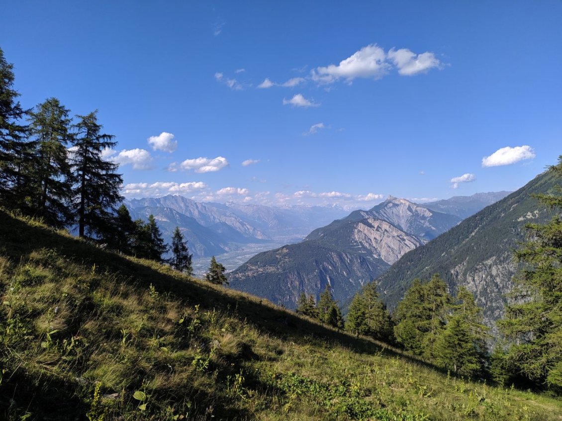 J49 - Vue sur la vallée de Martigny sur la fin du portage vers le col de Portalo.