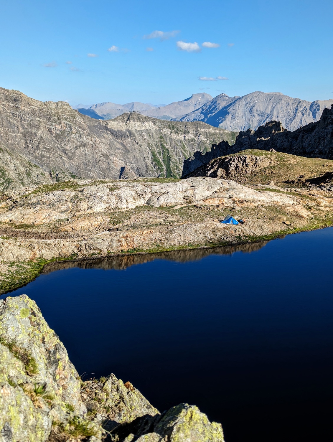 Le lac dans son écrin d'altitude ! On aperçoit à l'avant dernier plan au centre de la photo la seule trace de civilisation de ce tableau : au sommet Drouvet, le point culminant de la remontée mécanique la plus élevée de la station d'Orcières-Merlette