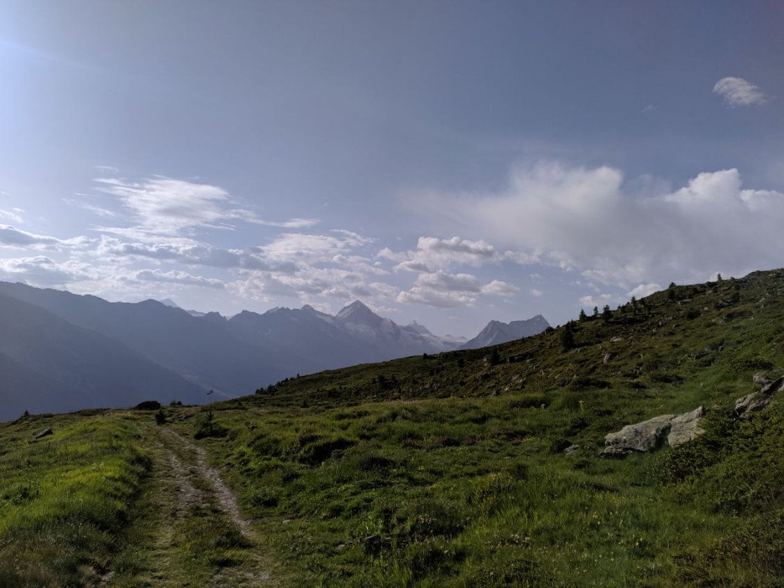 J58 - Traversée de la montagne de Vendes dans la lumière matinale.