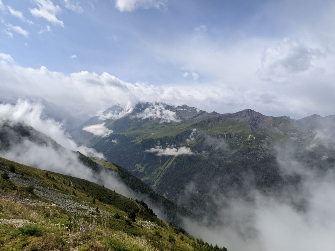 J61 - Montée au col de la Forcletta entre soleil et averses. L'orage gronde sur la crête de l'autre côté de la vallée.