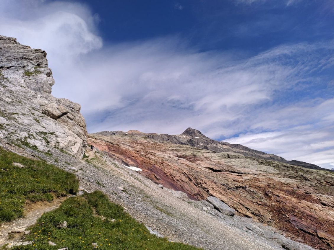 J69 - Portage raide et multicolore vers le Lötschenpass.