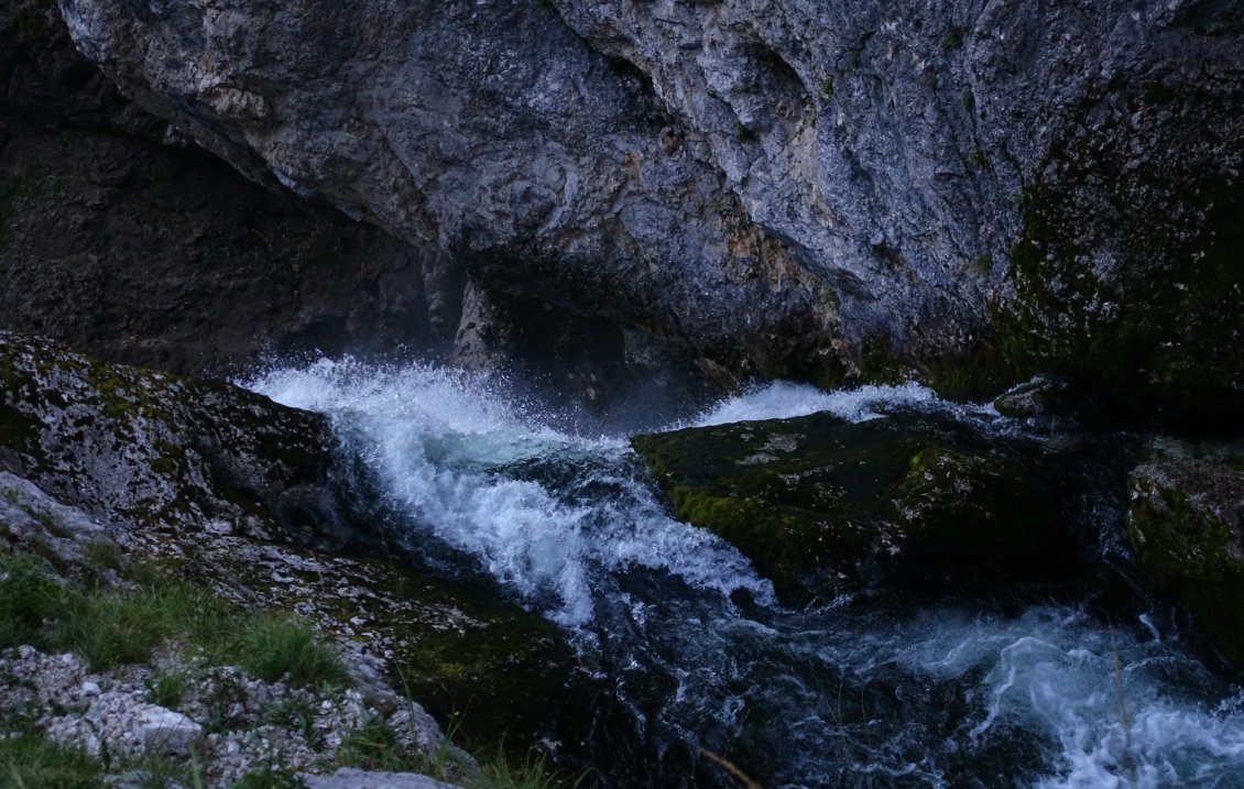 La source de la rivière Savica qui jaillit de la falaise comme par magie.