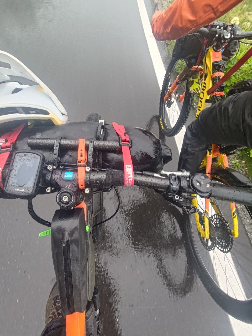 J73 - Averse et brouillard sur la fin de la montée au Sustenpass. On profite d'une éclaircie pour commencer la descente et installer le bivouac.