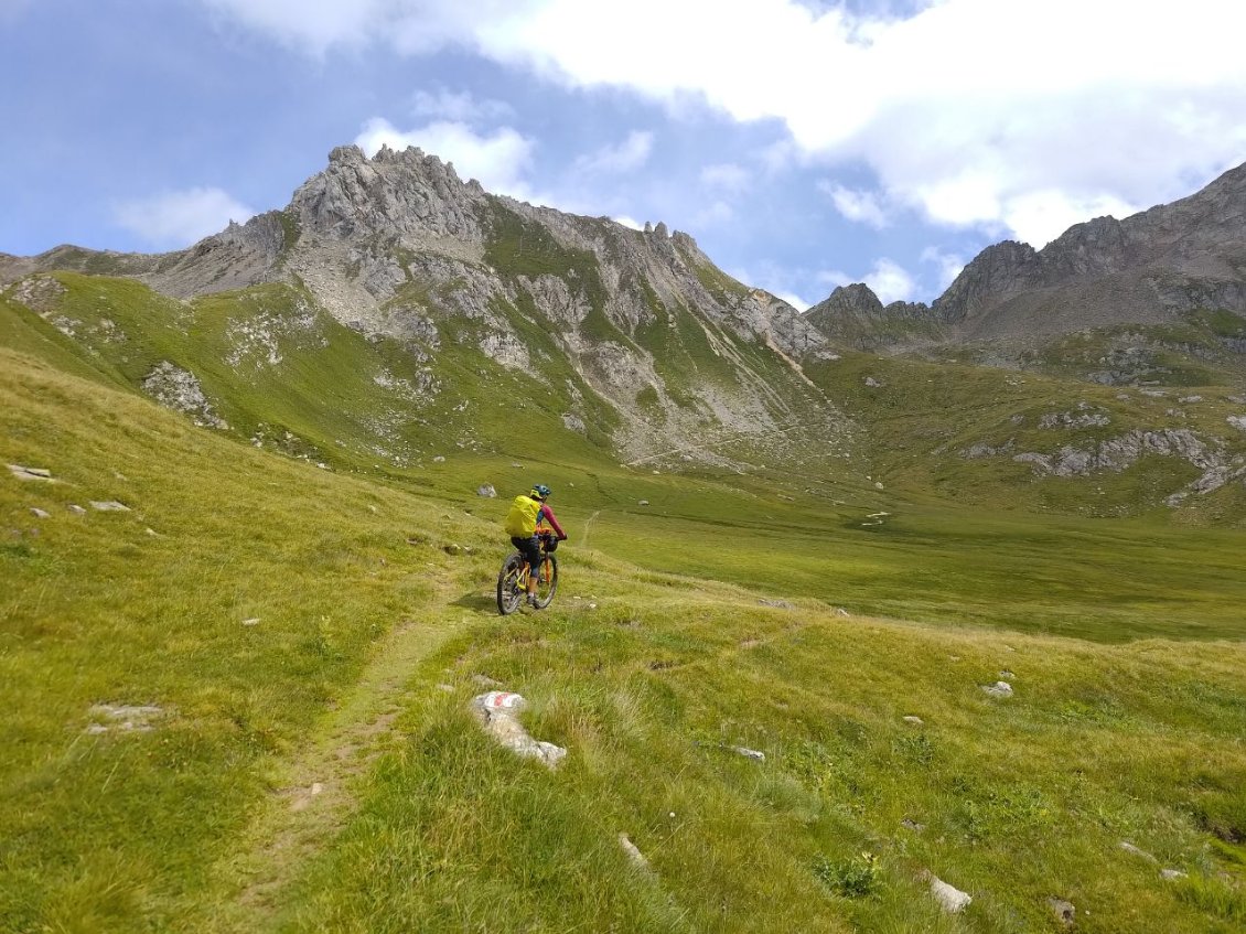 J75 - Montée dans le vallon après la Capanna Cadgno.