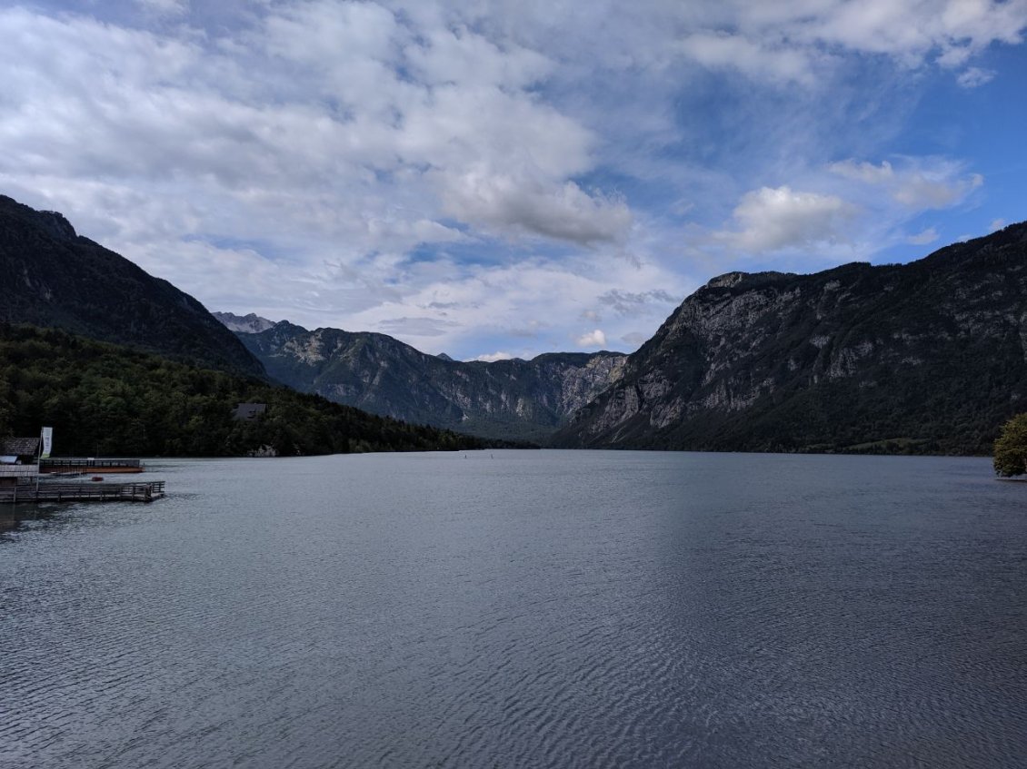 J118 - Lac de Bohinj, carte postale. Beaucoup de touristes même à cette période de l'année viennent faire cette photo.