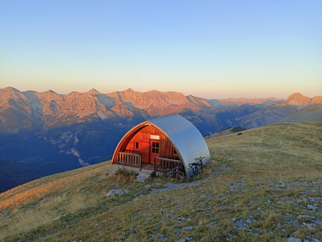 Un belle nuit dans cet ancien observatoire, proche du parc du Mercantour, avec la visite de quelques bouquetins ce matin