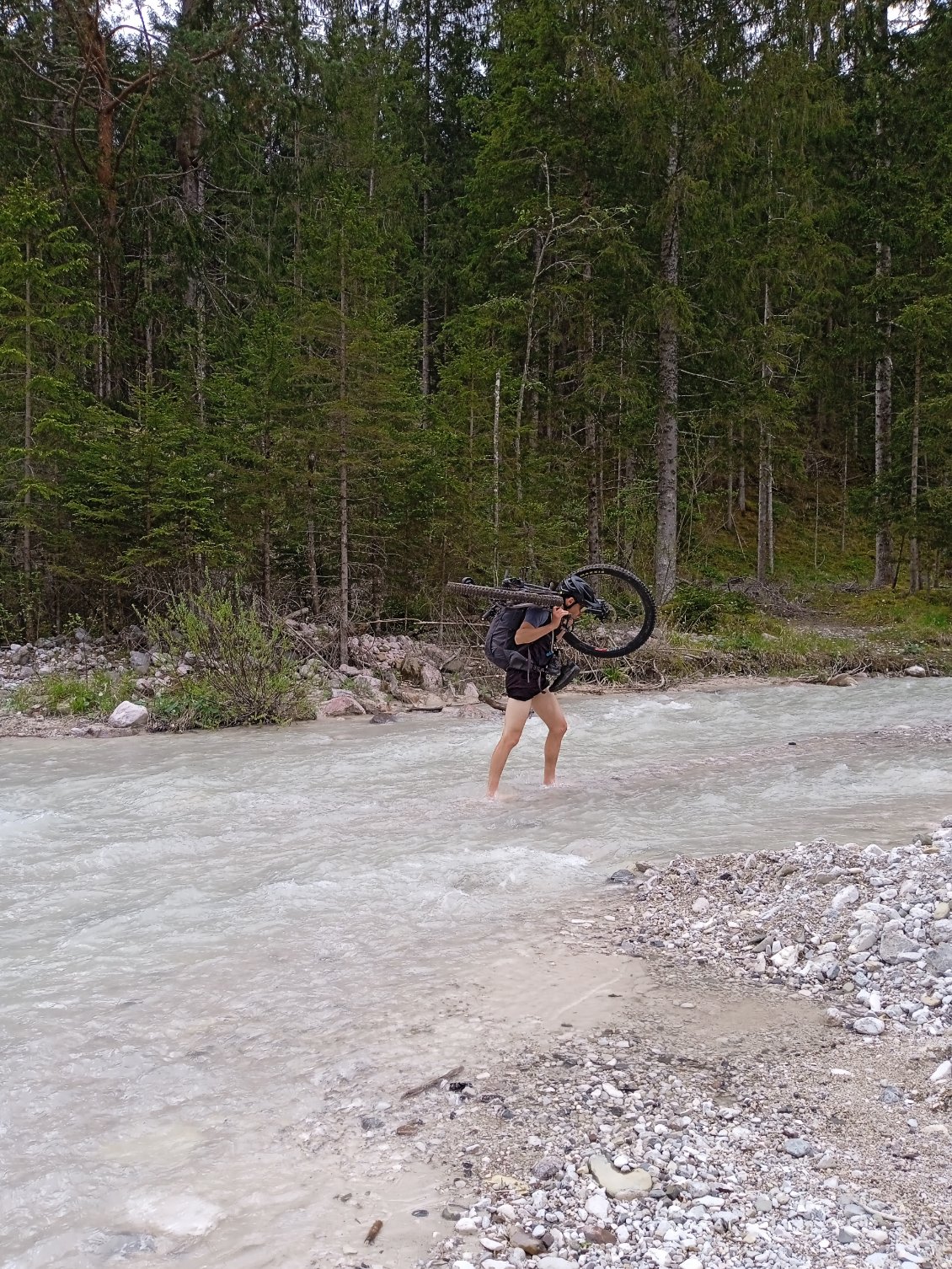 Quand il n'y a pas le choix... ( les précipitations ont fait gonfler les torrents dans les dolomites )