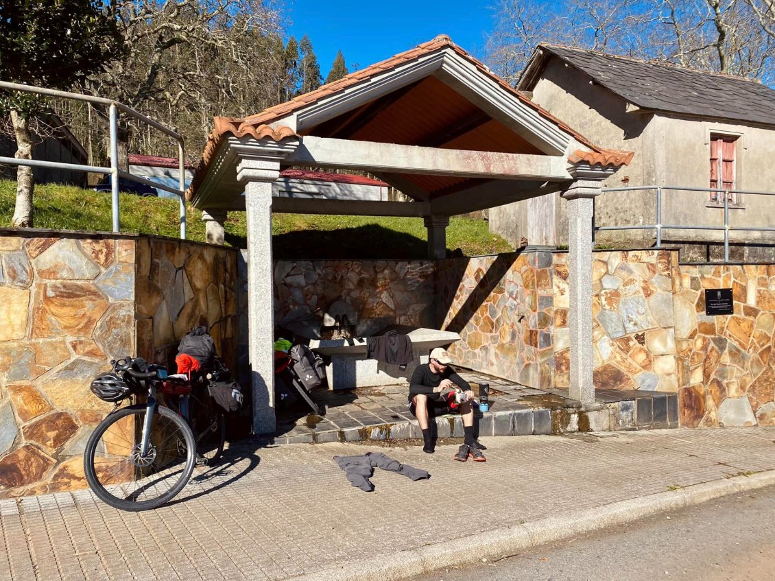 JOUR 8 : Pause de midi à un lavoir