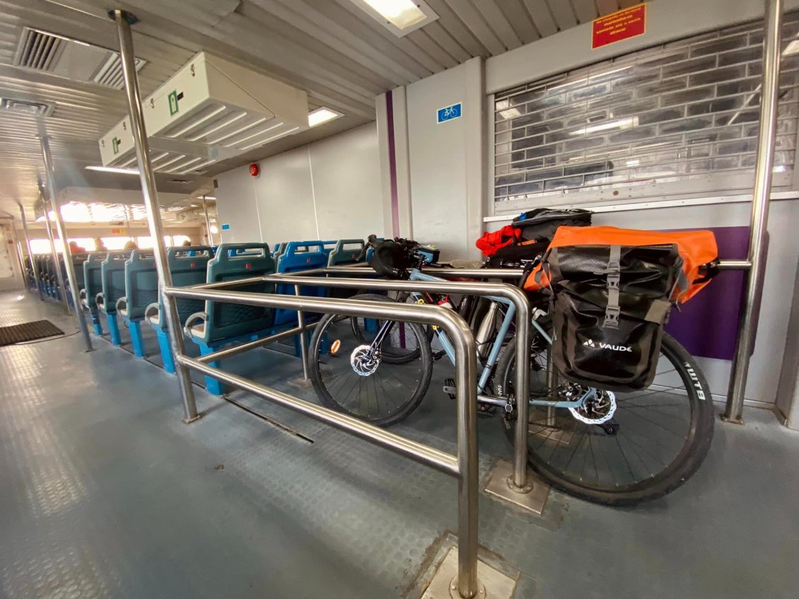 JOUR 16 : Premier ferry avec les deux garages à vélo