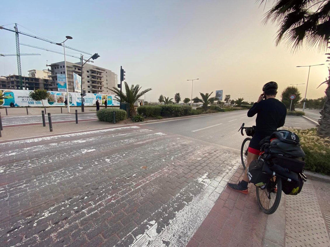 JOUR 25 : Les immeubles en construction qui bordent toute la côte entre Rabat et Casablanca.