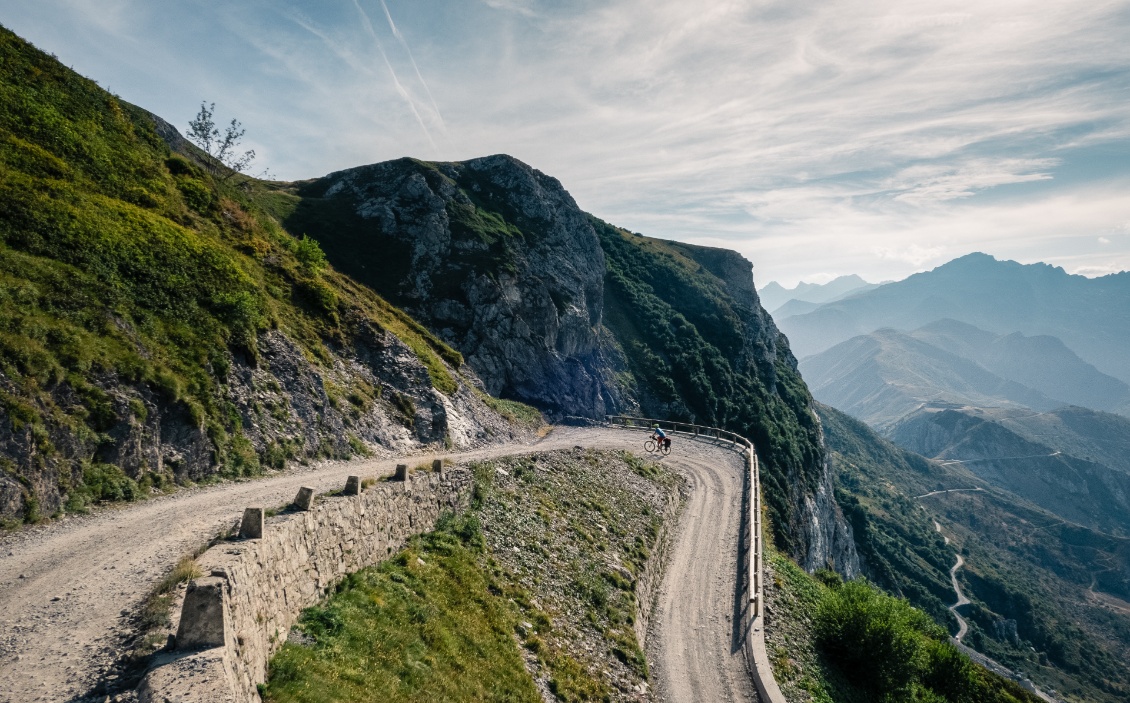 Verso. En arrière-plan, on devine le col de Tende au bout de la piste en contrebas, par laquelle je suis monté.