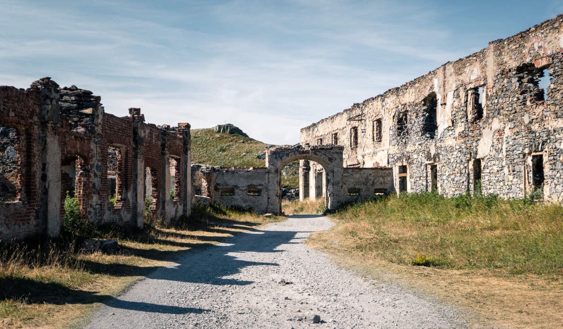 Passage dans des vestiges militaires, proche du col de Tende.